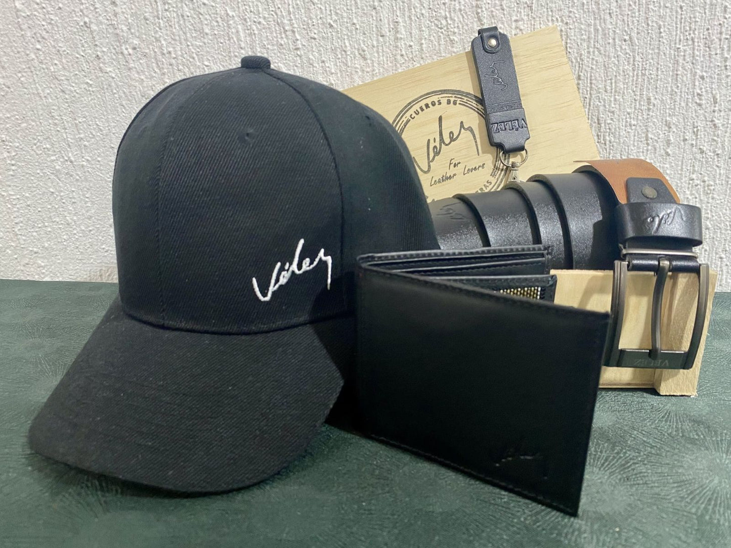 Combo Vélez X4 en Cuero | Billetera, Correa, Gorra y Llavero – Kit de Accesorios