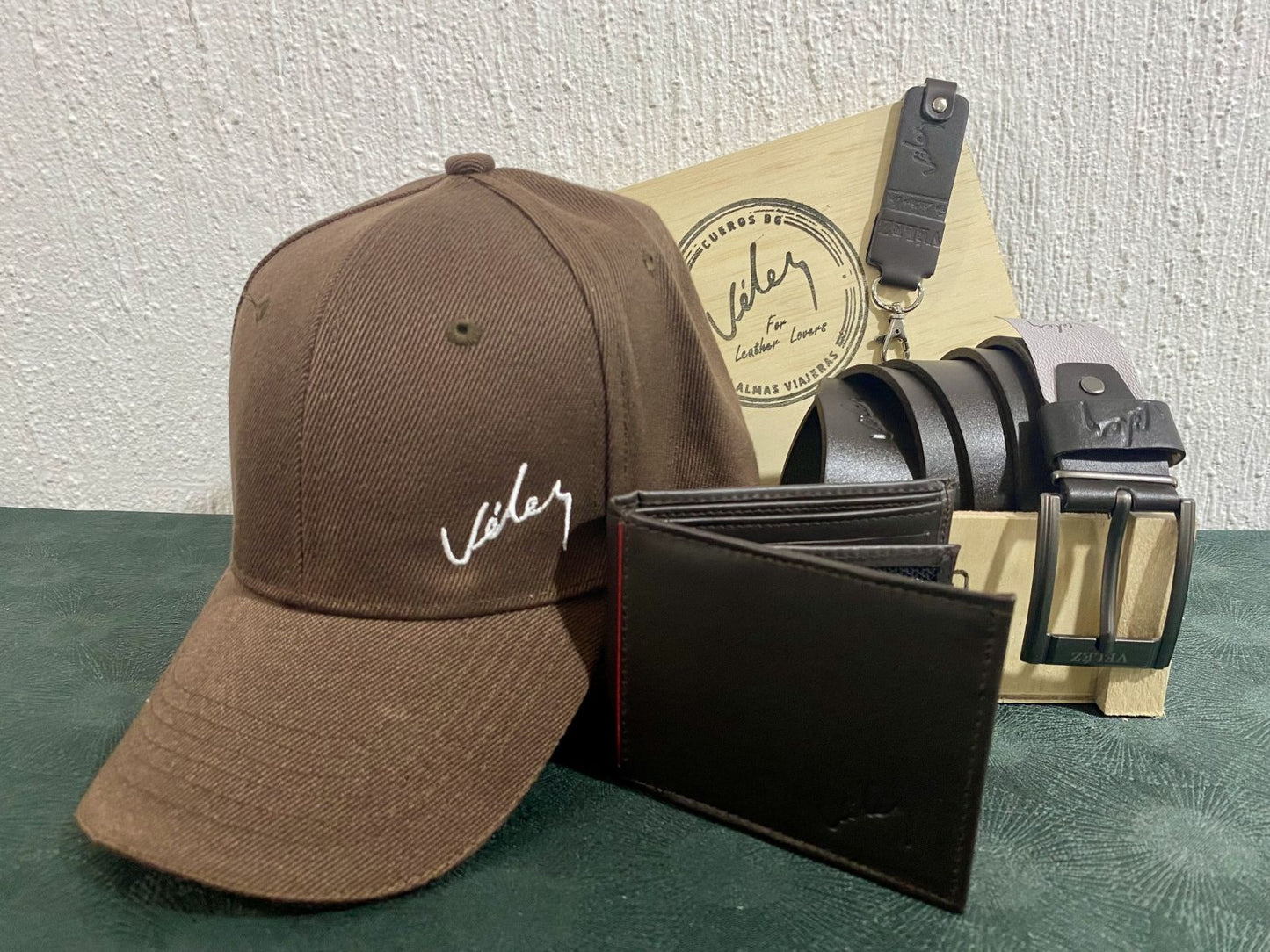 Combo Vélez X4 en Cuero | Billetera, Correa, Gorra y Llavero – Kit de Accesorios