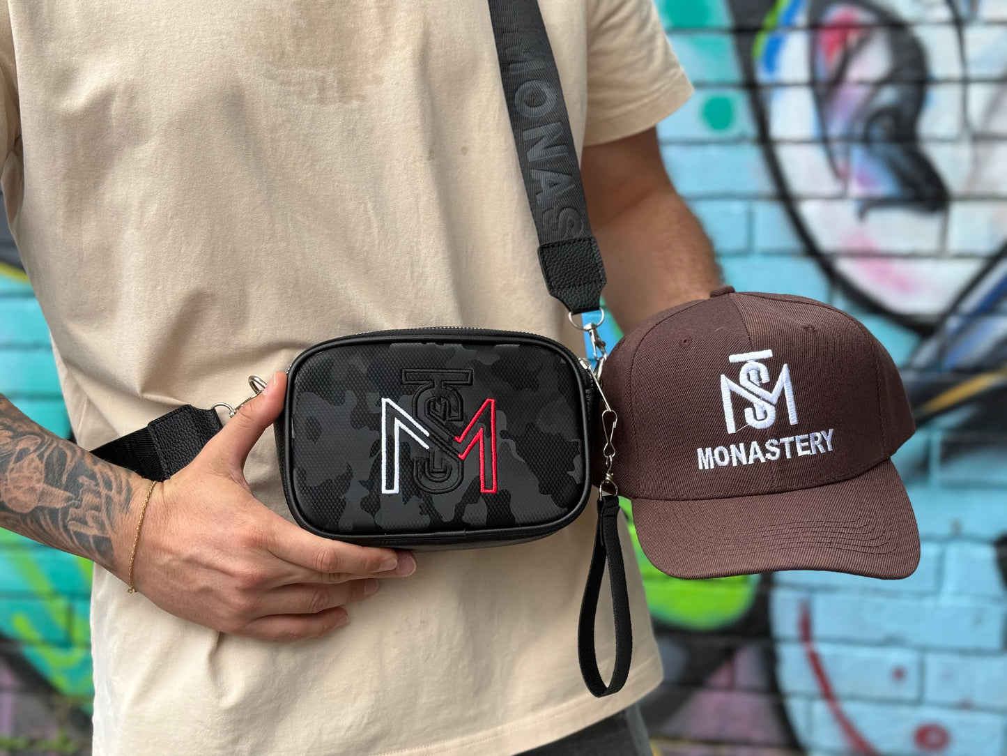 Duo MONASTERY | Gorra Drill Premium + Bolso Crossbody Unisex