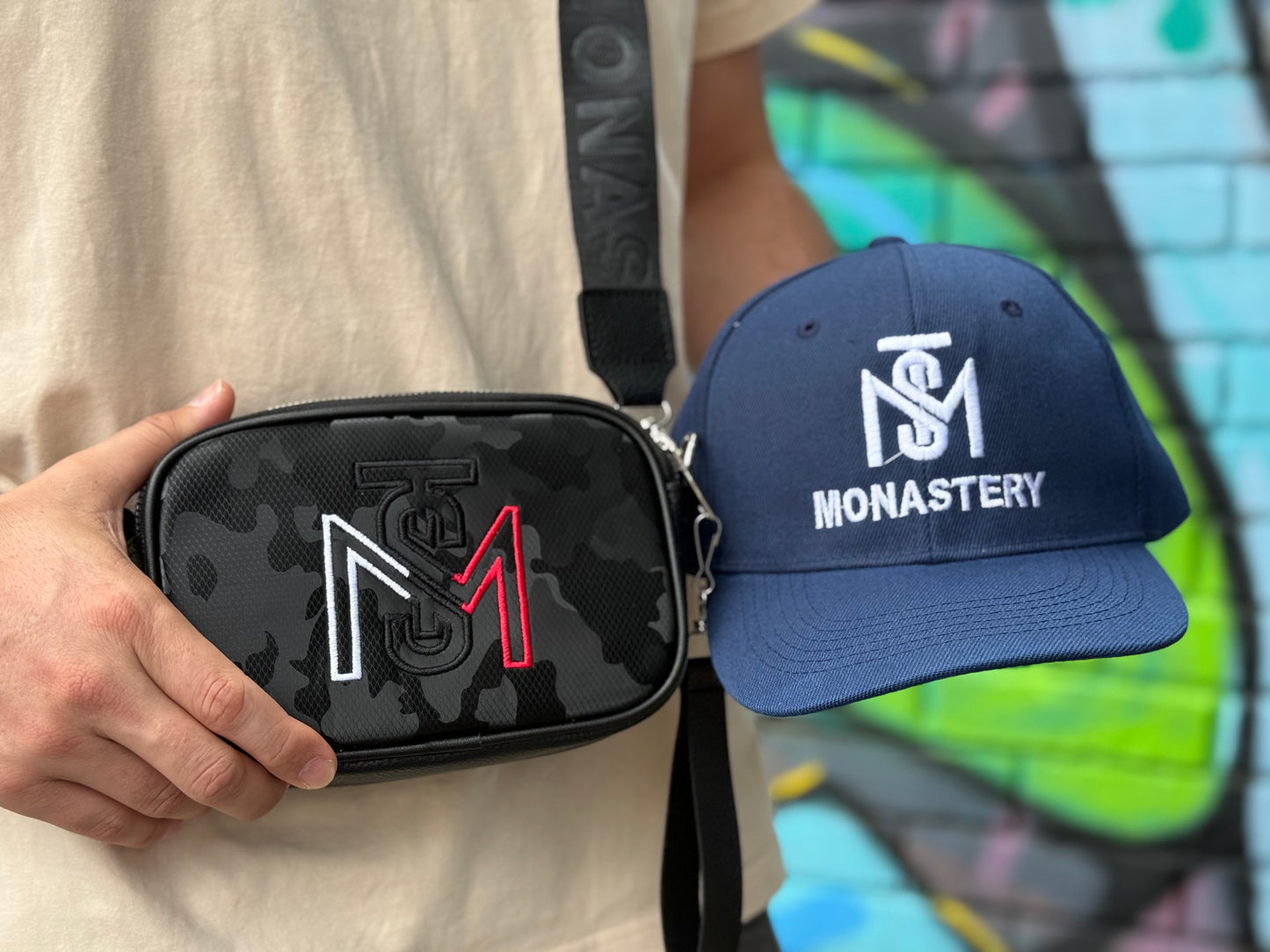 Duo MONASTERY | Gorra Drill Premium + Bolso Crossbody Unisex