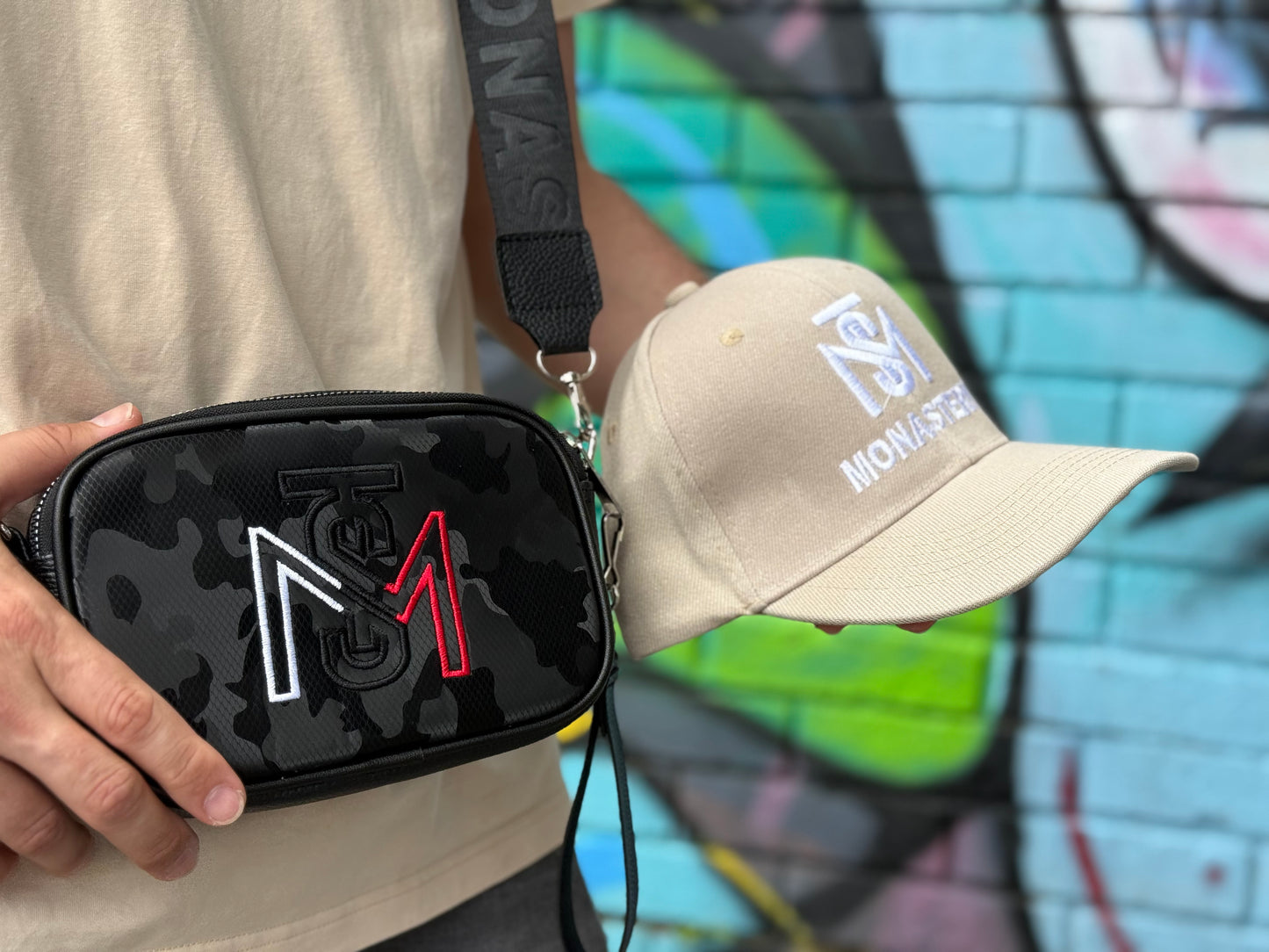Duo MONASTERY | Gorra Drill Premium + Bolso Crossbody Unisex