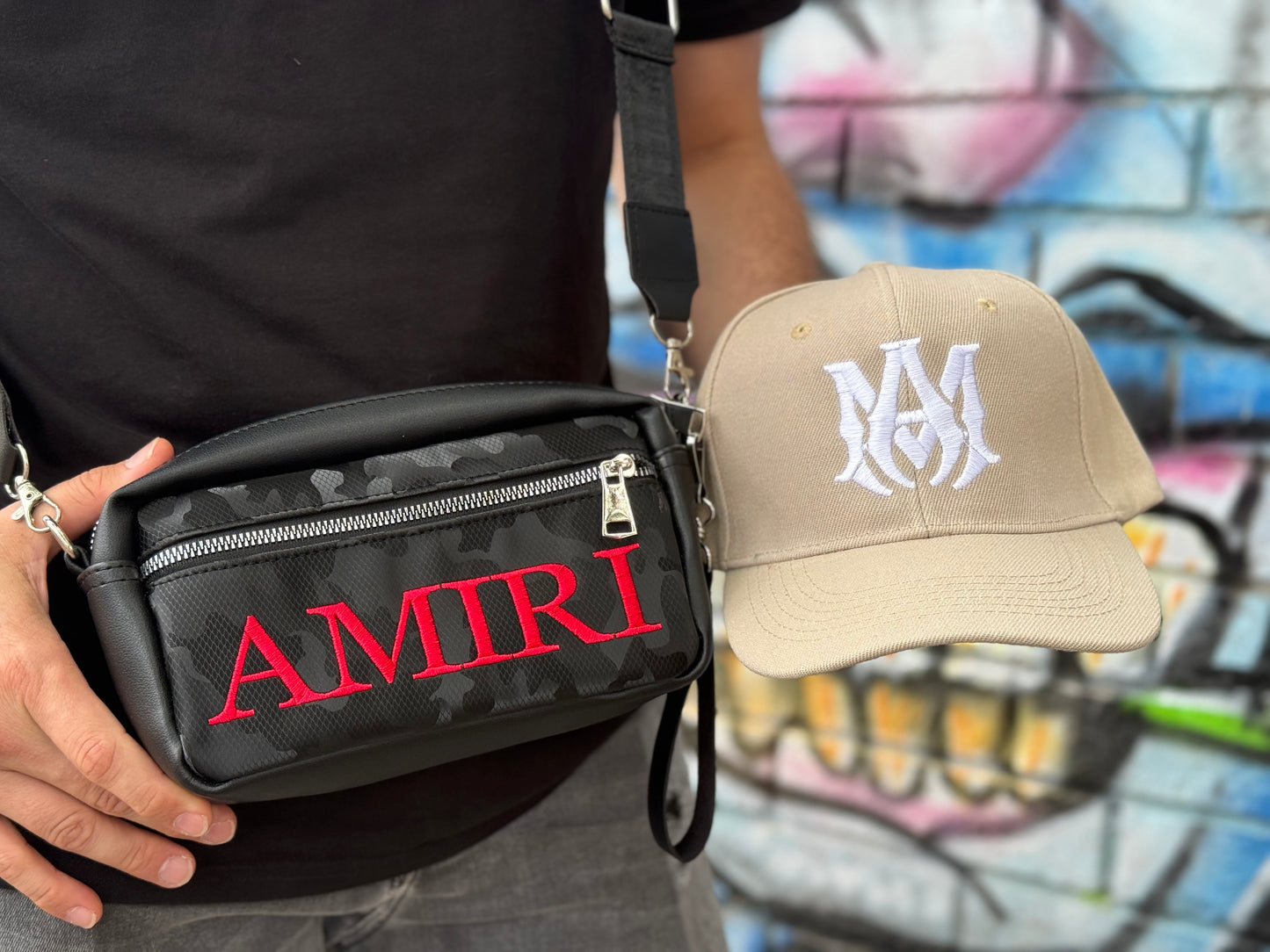Duo AMIRI | Gorra Drill Premium + Bolso Crossbody Unisex