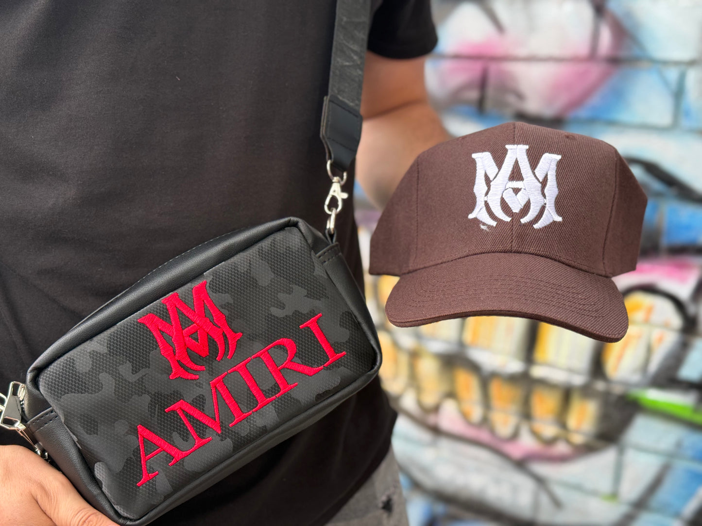 Duo AMIRI | Gorra Drill Premium + Bolso Crossbody Unisex
