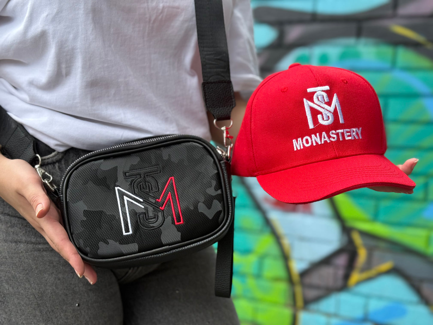 Duo MONASTERY | Gorra Drill Premium + Bolso Crossbody Unisex