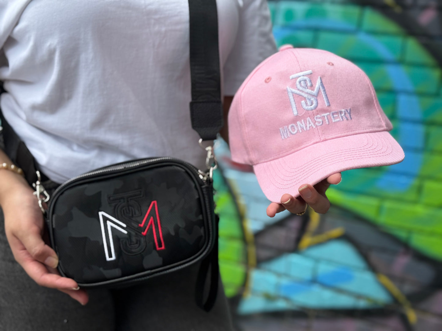 Duo MONASTERY | Gorra Drill Premium + Bolso Crossbody Unisex