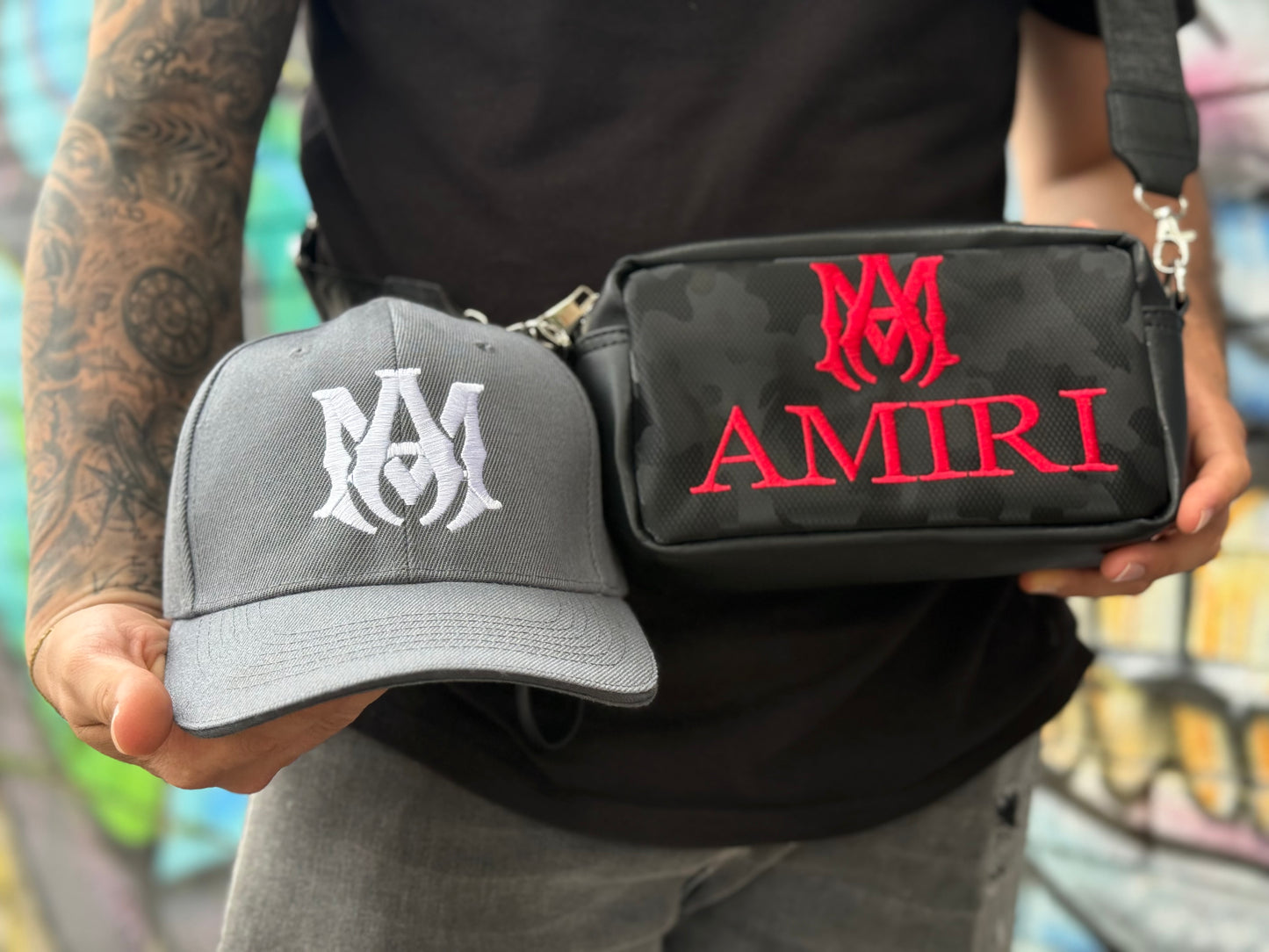 Duo AMIRI | Gorra Drill Premium + Bolso Crossbody Unisex